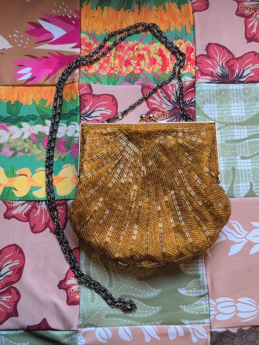 Hillard & Hanson Vtg beaded seashell kiss lock purse (As-Is)